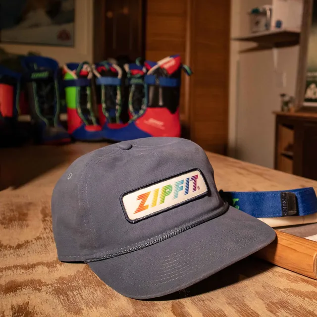 zipfit-rainbow-logo-cap-verstellbare-kappe-mit-lederriemen-und-metallschnalle image 1